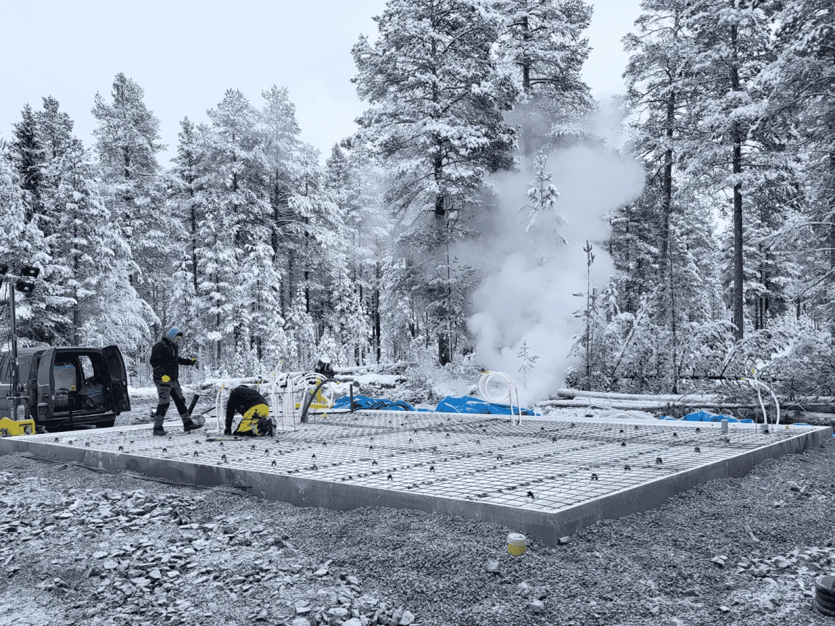 Bilden visar ett arbetsmoment vid gjutningen av en platta på mark med vattenburen golvvärme för ett hus på 150 m² i Täby. Arbetet utfördes under vintern i sträng kyla – för att kunna lägga ut golvvärmerören behövde vi använda ånga så att rören inte sprack. Dagen efter göts plattan med betong från Betongindustri, förstärkt med tillsatsmedel som påskyndar härdningen. Resultatet blev perfekt!