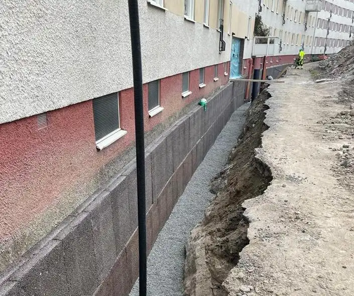 Dränering Av En Byggnad Av Ett Flerfamiljshus På Solnagatan