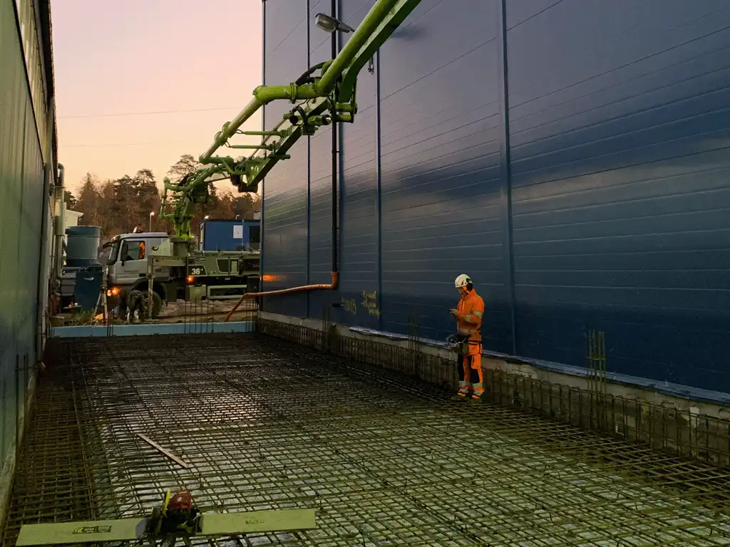 gjuta betong från en betongblandarfabrik. På det här fotot är en person och Fukacmty och en betongblandarbil.
gjuta betong från en betongblandarfabrik. På det här fotot är en person och Fukacmty och en betongblandarbil.