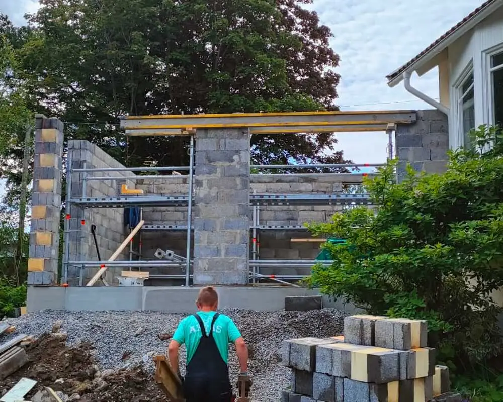 Grävmaskin Flyttar Block För Murning Grävmaskin Flyttar Block För Murning