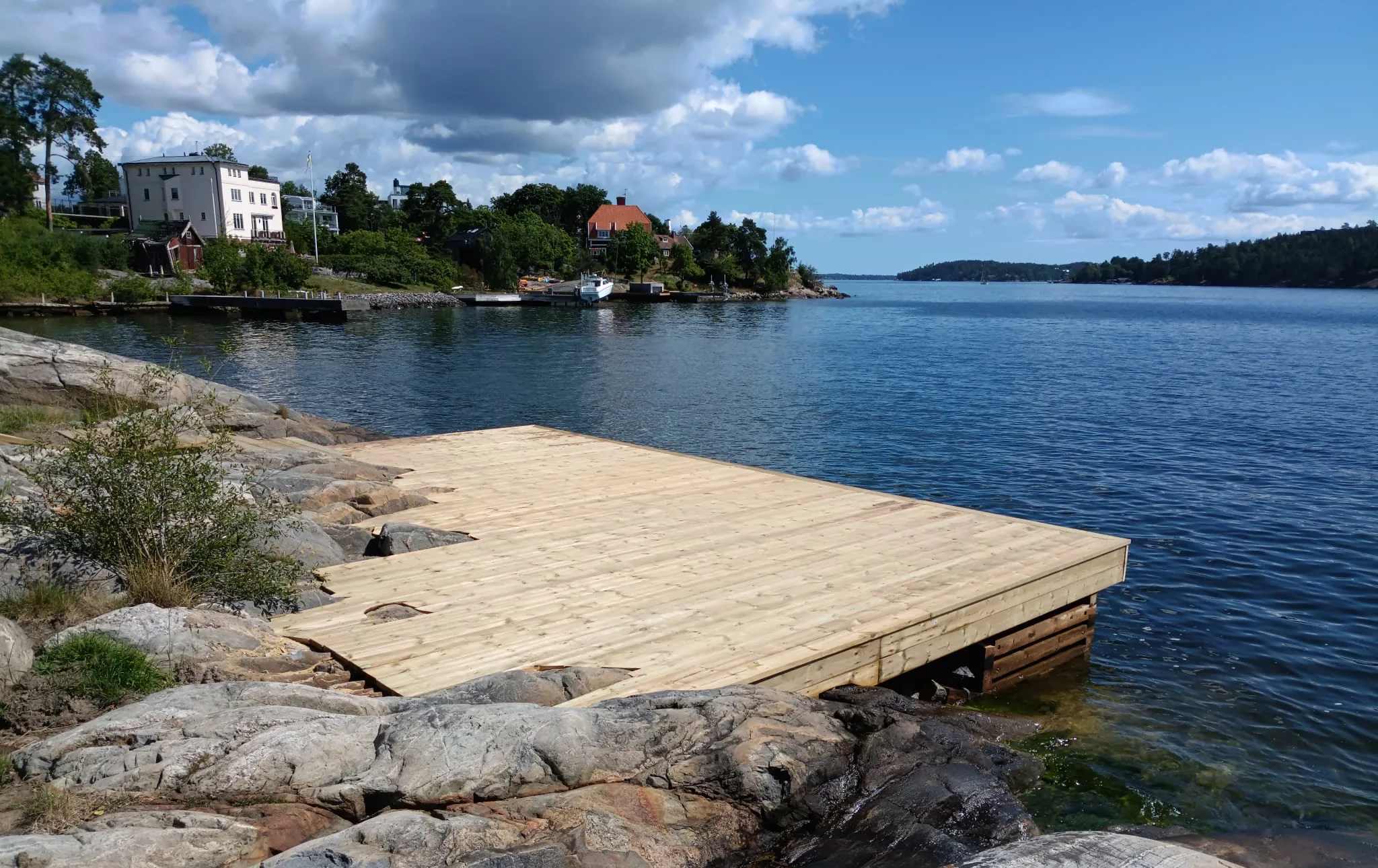 Stenkista brygga med trädäck på Lidingö Stenkista brygga med trädäck på Lidingö