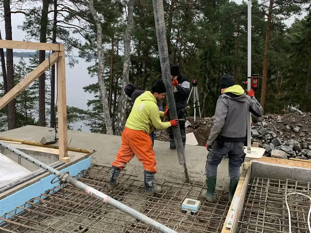 3 män gjuter betong i Danderyd nära poolen i en lyxvilla för en infinitypool i Stockholm 3 män gjuter betong i Danderyd nära poolen i en lyxvilla för en infinitypool i Stockholm