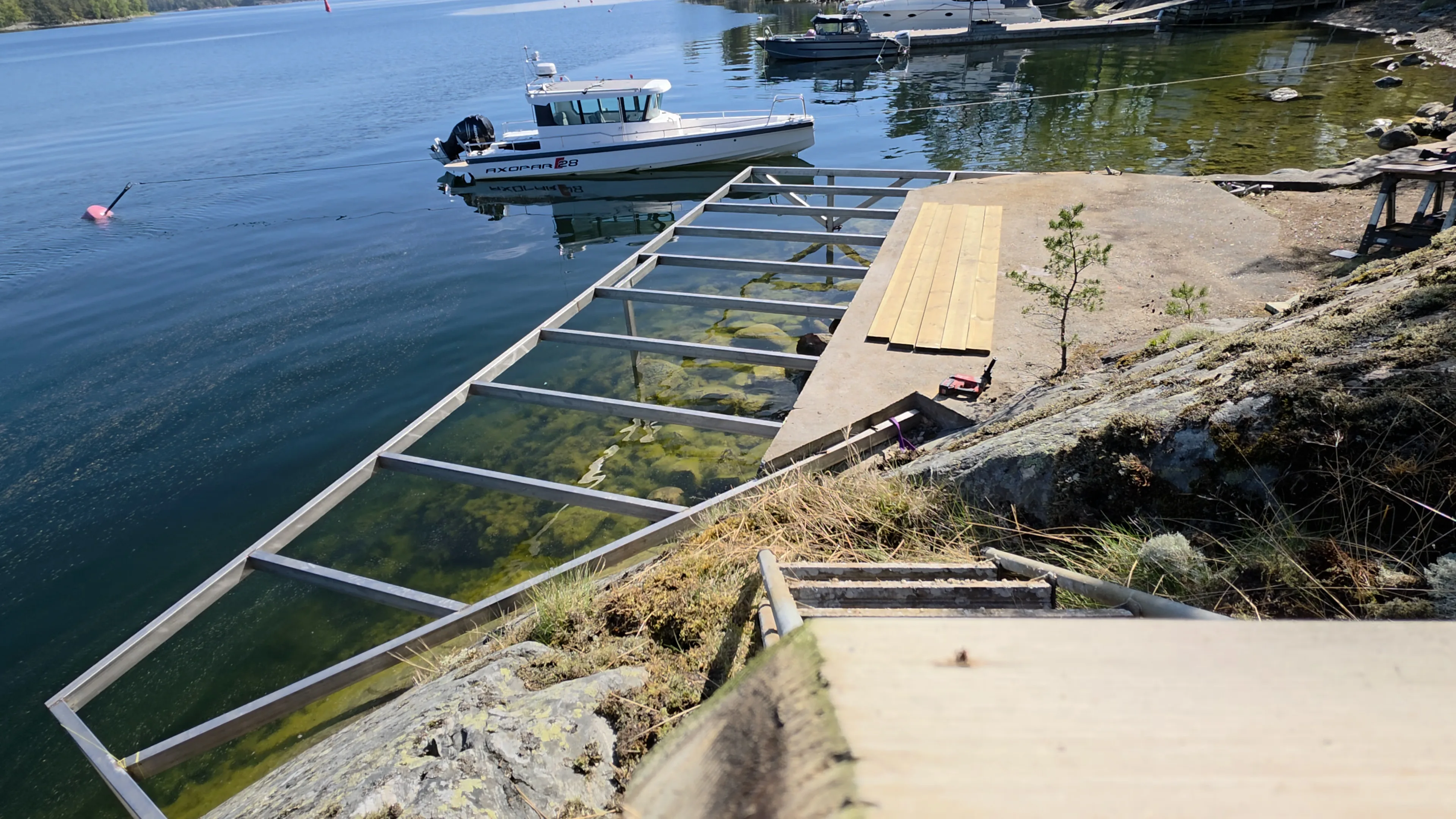 Stenkista brygga på Djurö i Värmdö skärgård Stenkista brygga på Djurö i Värmdö skärgård