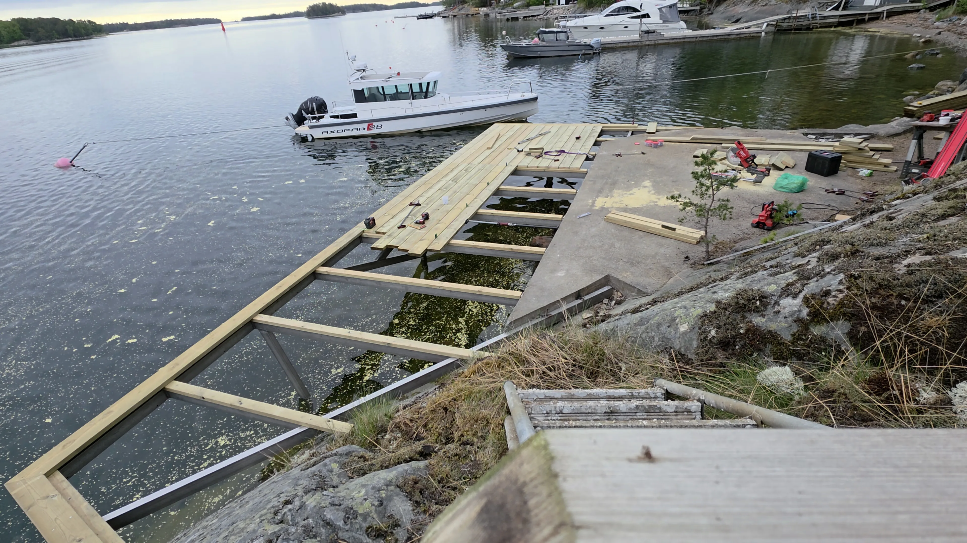 Bygga brygga med stenkista på Djurö Bygga brygga med stenkista på Djurö
